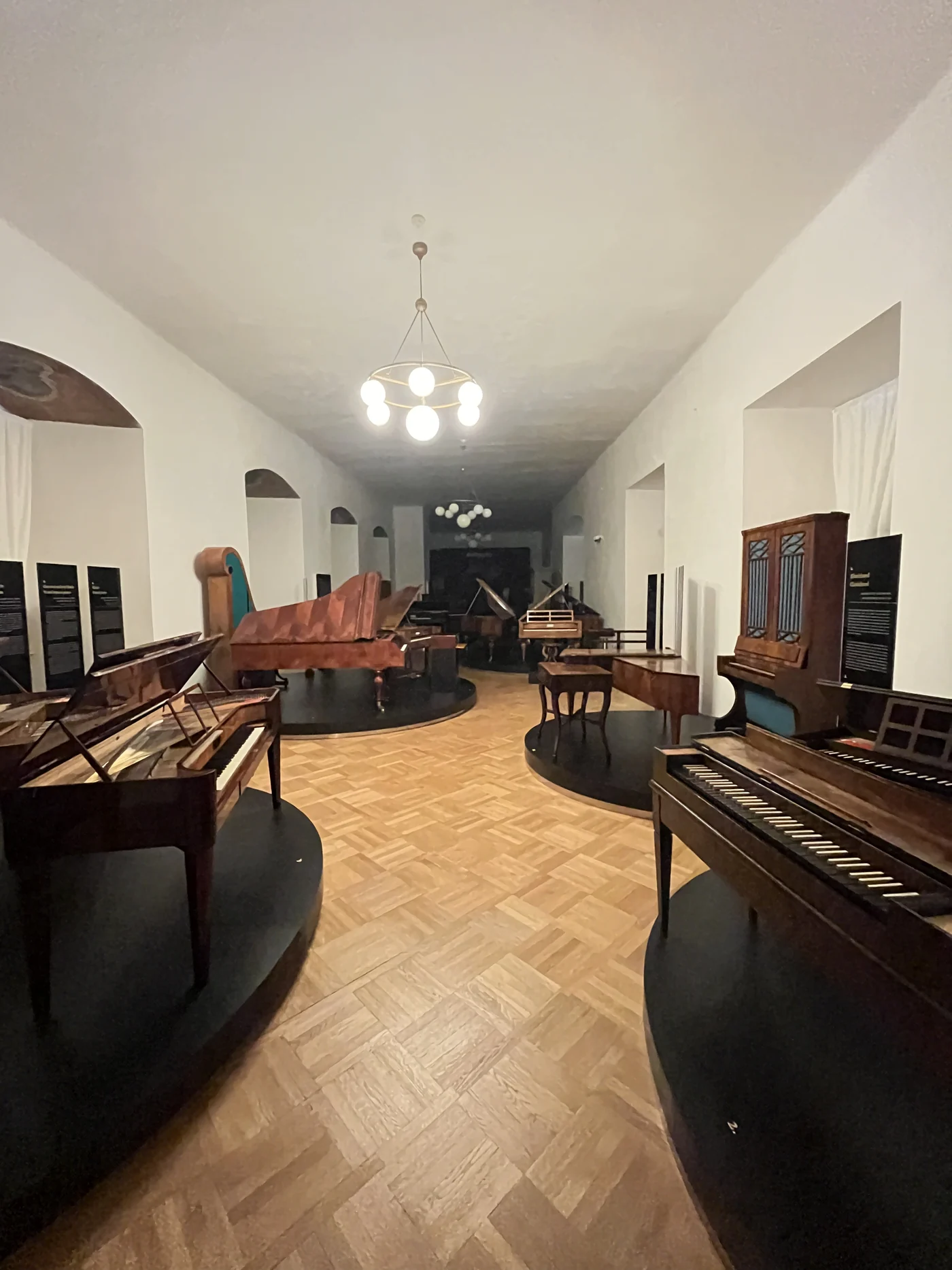Expozice historických klávesových nástrojů ze sbírek Moravského zemského muzea na Starém zámku v Jevišovicích